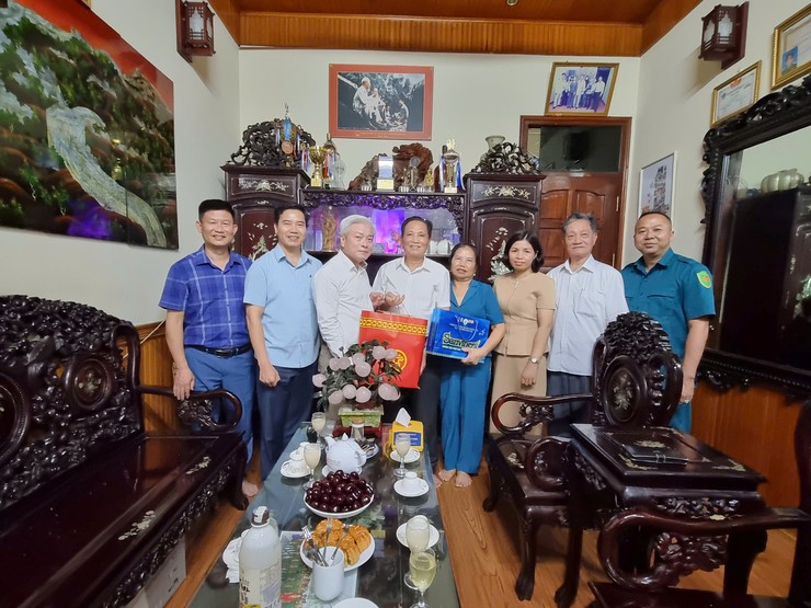Đồng chí Mai Trọng Thái - Bí thư Đảng uỷ, Chủ tịch HĐND phường Đại Mỗ đến thăm, tặng quà gia đình người có công tiêu biểu nhân dịp kỷ niệm 80 năm Quốc khánh nước Cộng hoà xã hội chủ nghĩa Việt Nam (02/9/1945-02/9/2025)- Ảnh 1.