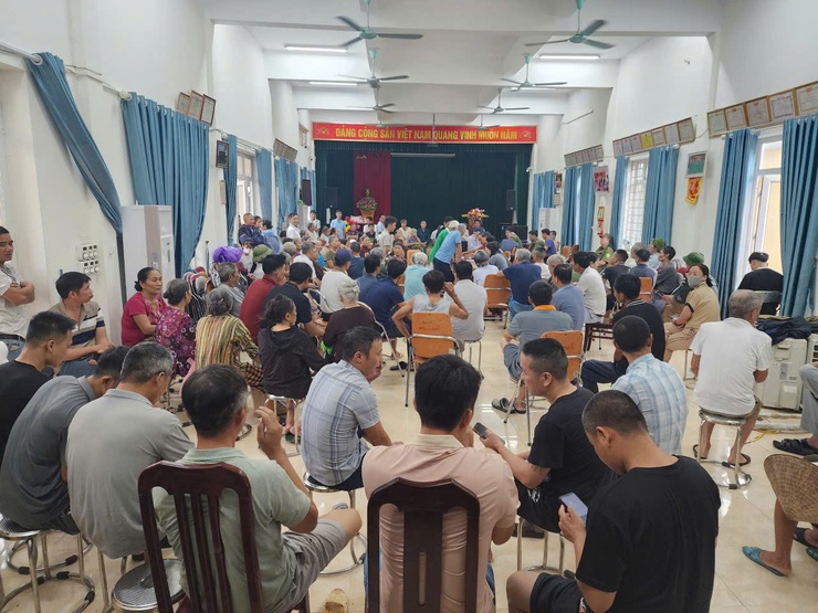 Nhân dân Hoà Xá phấn khởi, hồ hởi tới nhà văn hoá thôn nhận quà của Chính phủ nhân dịp kỷ niệm 80 năm Cách mạng tháng Tám và Quốc khánh 2/9- Ảnh 6.