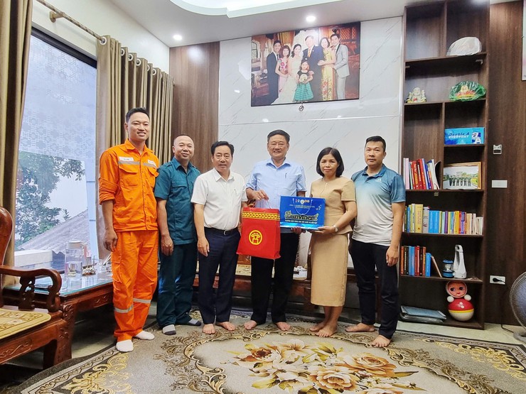 Đồng chí Mai Trọng Thái - Bí thư Đảng uỷ, Chủ tịch HĐND phường Đại Mỗ đến thăm, tặng quà gia đình người có công tiêu biểu nhân dịp kỷ niệm 80 năm Quốc khánh nước Cộng hoà xã hội chủ nghĩa Việt Nam (02/9/1945-02/9/2025)- Ảnh 2.