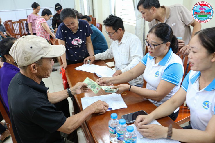 Xã Hưng Đạo triển khai chi trả quà tặng nhân dân nhân dịp Quốc khánh 2/9- Ảnh 6.