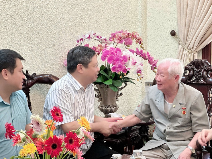 Thăm tặng quà người có công nhân kỷ niệm Quốc khánh nước Cộng hoà xã hội chủ nghĩa Việt Nam 2/9- Ảnh 1.