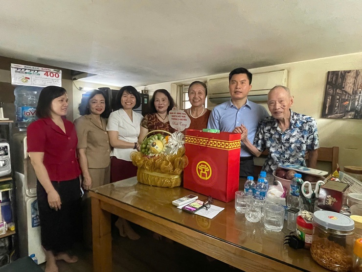 Thăm tặng quà người có công nhân kỷ niệm Quốc khánh nước Cộng hoà xã hội chủ nghĩa Việt Nam 2/9- Ảnh 3.