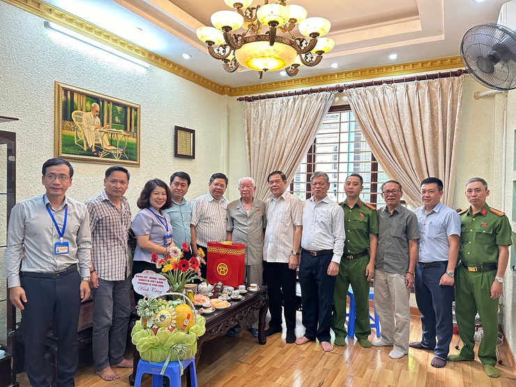 Thăm tặng quà người có công nhân kỷ niệm Quốc khánh nước Cộng hoà xã hội chủ nghĩa Việt Nam 2/9- Ảnh 4.