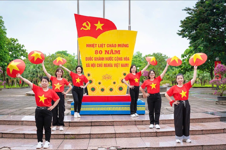 Ấn tượng màn đồng diễn của cán bộ, hội viên phụ nữ xã Quang Minh chào mừng 80 năm Quốc khánh- Ảnh 2.