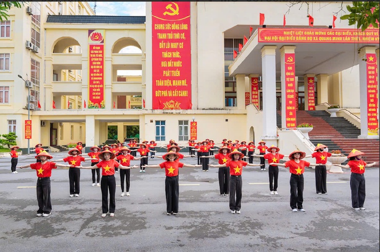 Ấn tượng màn đồng diễn của cán bộ, hội viên phụ nữ xã Quang Minh chào mừng 80 năm Quốc khánh- Ảnh 3.