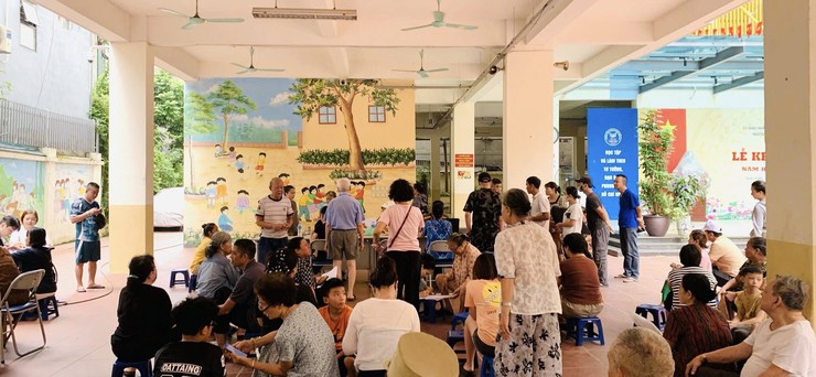 Người dân phường Hồng Hà phấn khởi nhận quà 100.000 đồng từ Chính phủ nhân dịp 2/9- Ảnh 2.