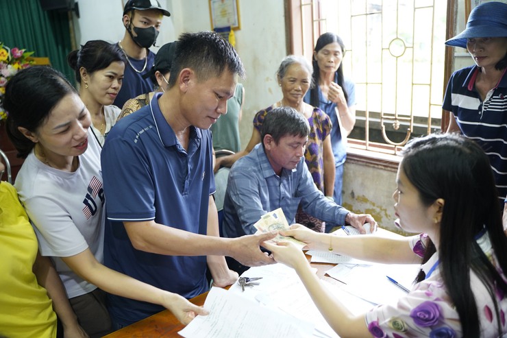 Người dân xã Chuyên Mỹ phấn khởi khi được nhận quà tết Độc lập 2/9- Ảnh 2.