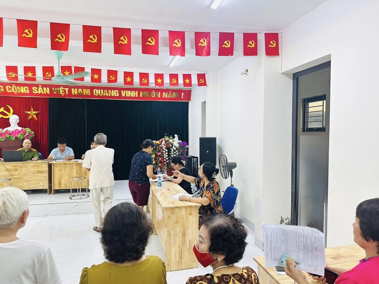 Người dân phường Hồng Hà phấn khởi nhận quà 100.000 đồng từ Chính phủ nhân dịp 2/9- Ảnh 4.