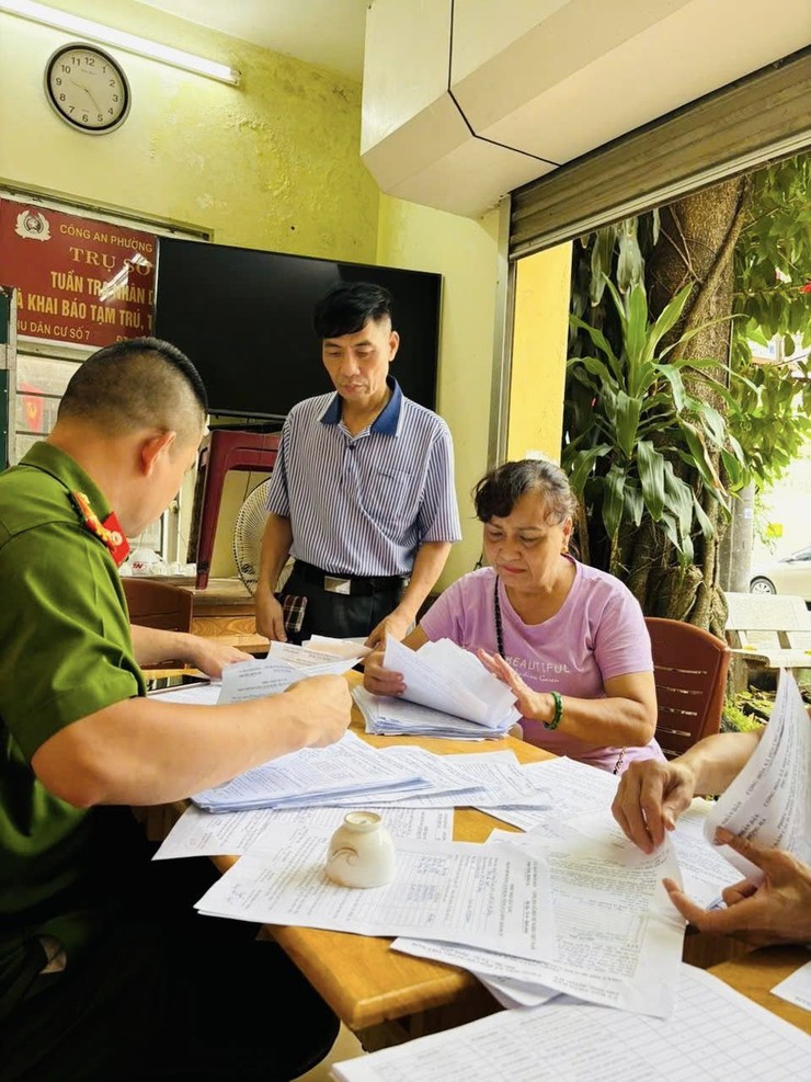 Người dân phường Hồng Hà phấn khởi nhận quà 100.000 đồng từ Chính phủ nhân dịp 2/9- Ảnh 5.