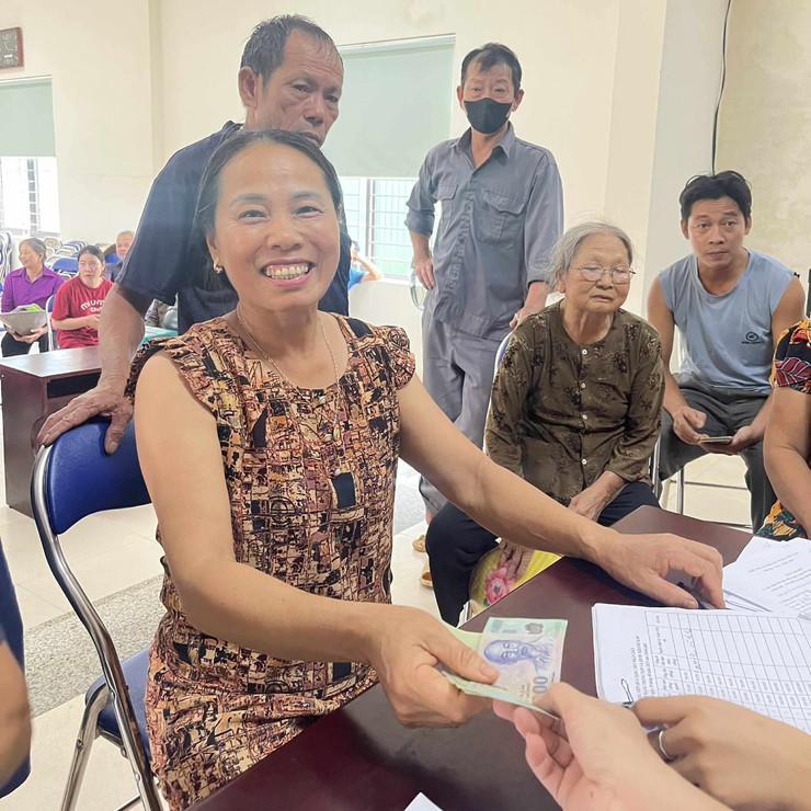 Nhân dân trên địa bàn xã Xuân Mai hân hoan nhận quà nhân dịp tết độc lập năm 2025- Ảnh 6.