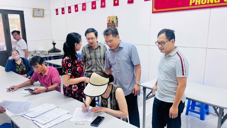 Người dân phường Hồng Hà phấn khởi nhận quà 100.000 đồng từ Chính phủ nhân dịp 2/9- Ảnh 6.