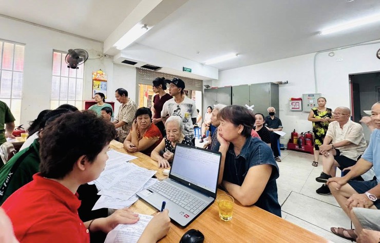 Người dân phường Hồng Hà phấn khởi nhận quà 100.000 đồng từ Chính phủ nhân dịp 2/9- Ảnh 7.