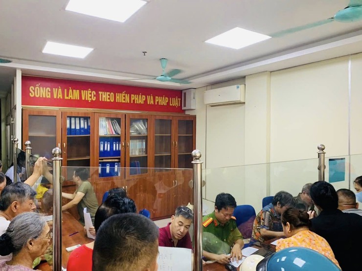 Người dân phường Hồng Hà phấn khởi nhận quà 100.000 đồng từ Chính phủ nhân dịp 2/9- Ảnh 8.