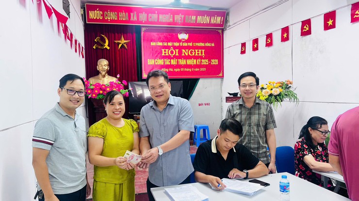 Người dân phường Hồng Hà phấn khởi nhận quà 100.000 đồng từ Chính phủ nhân dịp 2/9- Ảnh 11.