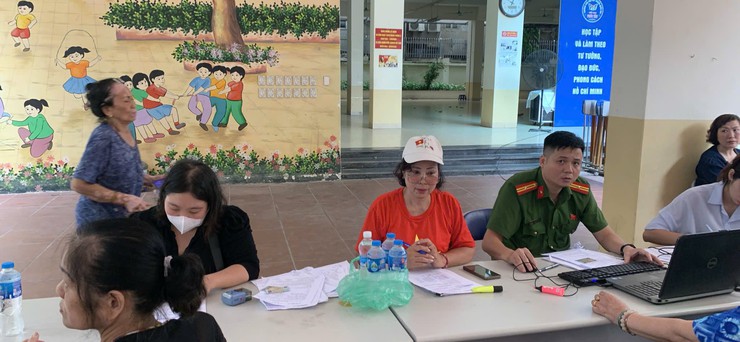 Người dân phường Hồng Hà phấn khởi nhận quà 100.000 đồng từ Chính phủ nhân dịp 2/9- Ảnh 12.
