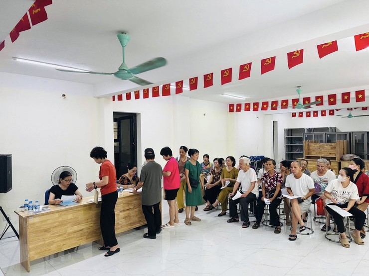 Người dân phường Hồng Hà phấn khởi nhận quà 100.000 đồng từ Chính phủ nhân dịp 2/9- Ảnh 13.