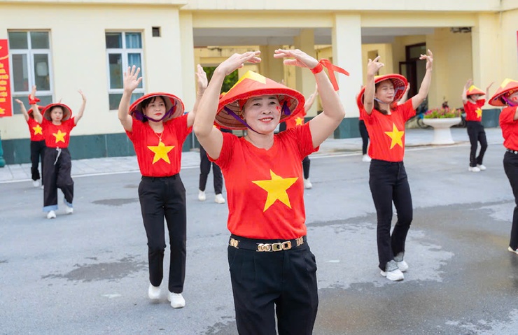 Ấn tượng màn đồng diễn của cán bộ, hội viên phụ nữ xã Quang Minh chào mừng 80 năm Quốc khánh- Ảnh 6.