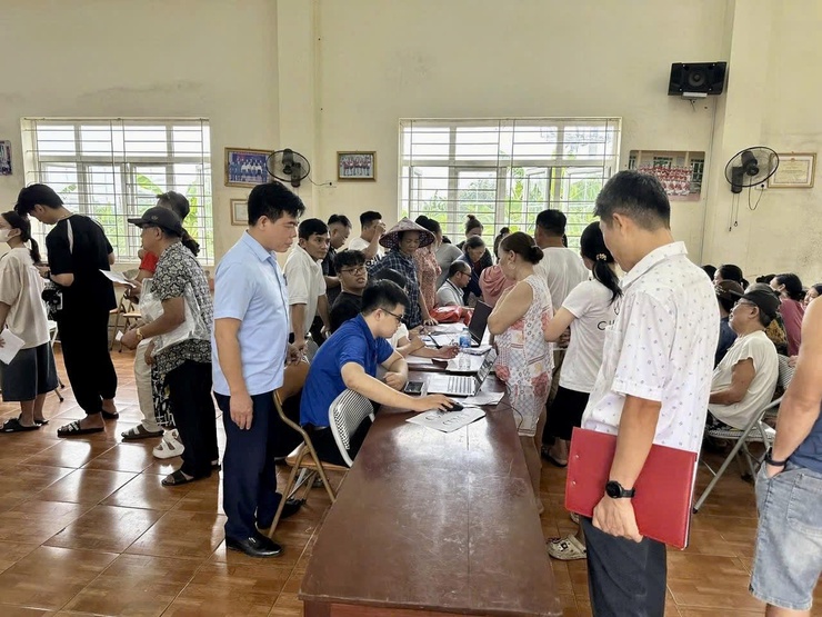 Xã Hồng Vân kịp thời tổ chức chi trả tiền quà tặng dịp Quốc khánh 2/9 cho người dân- Ảnh 2.