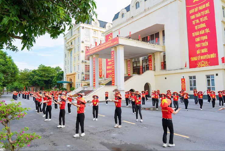 Ấn tượng màn đồng diễn của cán bộ, hội viên phụ nữ xã Quang Minh chào mừng 80 năm Quốc khánh- Ảnh 4.