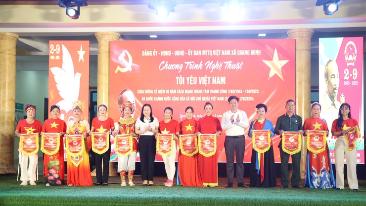 Tưng bừng chương trình nghệ thuật "Tôi yêu Việt Nam" chào mừng 80 năm Quốc khánh tại xã Quang Minh- Ảnh 2.