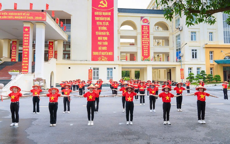 Ấn tượng màn đồng diễn của cán bộ, hội viên phụ nữ xã Quang Minh chào mừng 80 năm Quốc khánh- Ảnh 12.