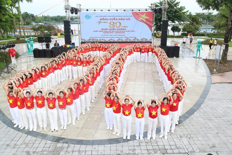 Trên 200 hội viên phụ nữ phường Dương Nội đồng diễn dân vũ chào mừng 80 năm Quốc khánh- Ảnh 2.