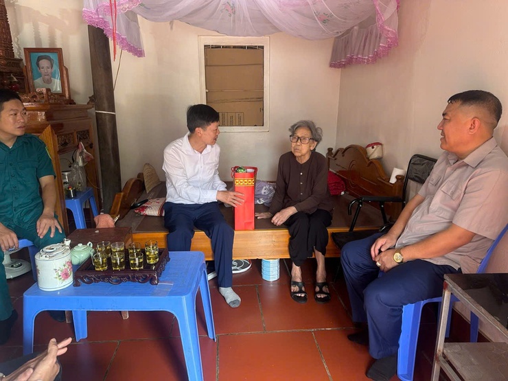 Lãnh đạo xã Phú Cát thăm, tặng quà Mẹ Việt Nam Anh hùng và thương binh nhân kỷ niệm 80 năm Quốc khánh 2/9- Ảnh 1.
