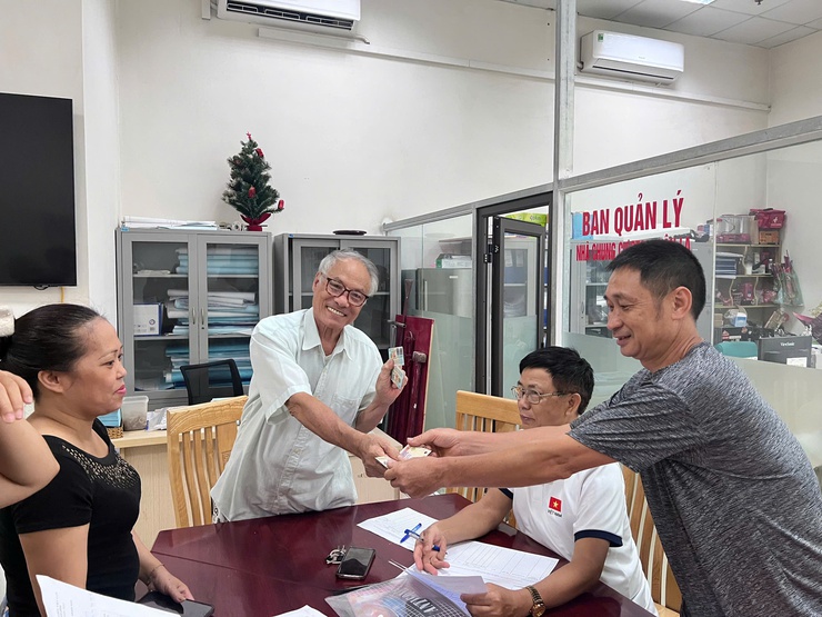 Nhân dân phường Tây Hồ phấn khởi đón nhận quà ý nghĩa dịp Quốc khánh 2/9- Ảnh 3.