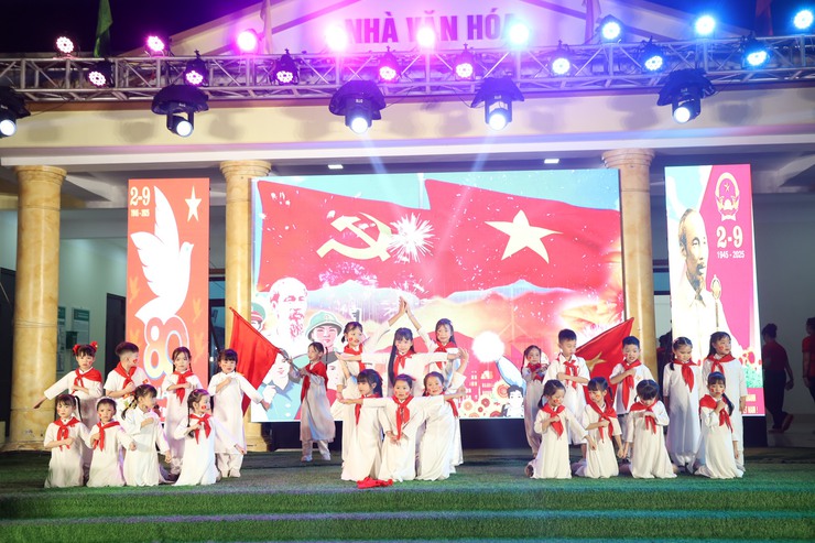 Tưng bừng chương trình nghệ thuật "Tôi yêu Việt Nam" chào mừng 80 năm Quốc khánh tại xã Quang Minh- Ảnh 11.
