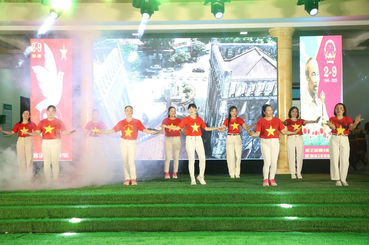 Tưng bừng chương trình nghệ thuật "Tôi yêu Việt Nam" chào mừng 80 năm Quốc khánh tại xã Quang Minh- Ảnh 12.