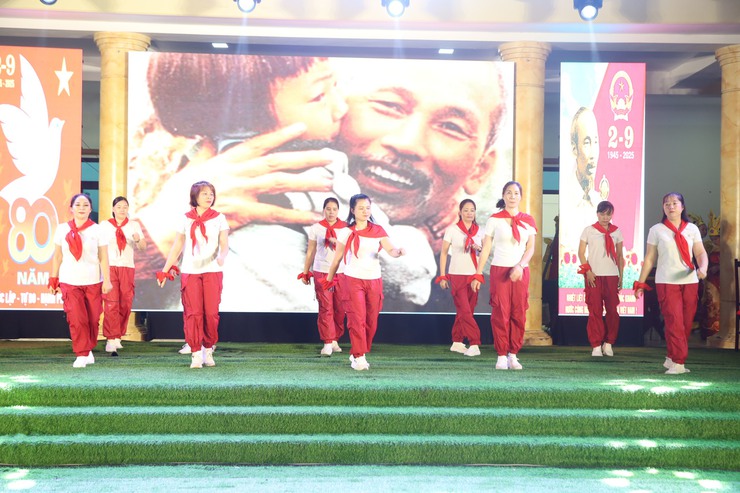 Tưng bừng chương trình nghệ thuật "Tôi yêu Việt Nam" chào mừng 80 năm Quốc khánh tại xã Quang Minh- Ảnh 9.