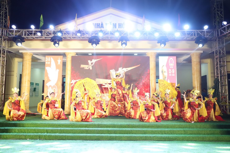 Tưng bừng chương trình nghệ thuật "Tôi yêu Việt Nam" chào mừng 80 năm Quốc khánh tại xã Quang Minh- Ảnh 8.