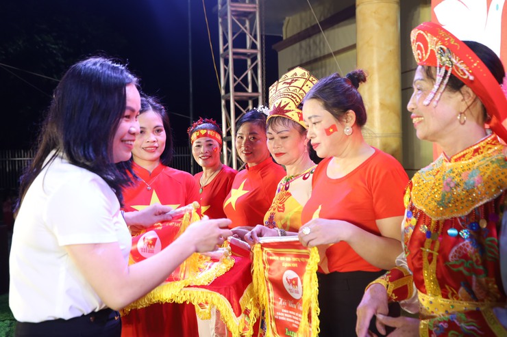 Tưng bừng chương trình nghệ thuật "Tôi yêu Việt Nam" chào mừng 80 năm Quốc khánh tại xã Quang Minh- Ảnh 3.