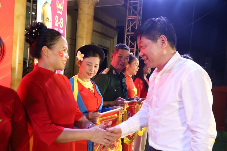 Tưng bừng chương trình nghệ thuật "Tôi yêu Việt Nam" chào mừng 80 năm Quốc khánh tại xã Quang Minh- Ảnh 4.