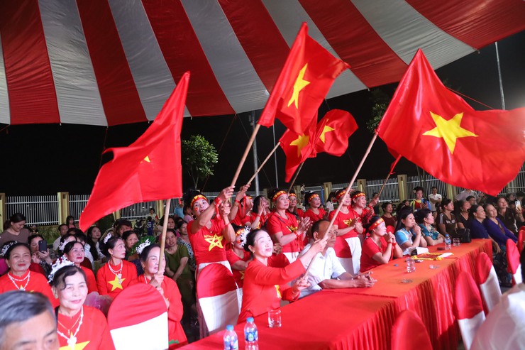 Tưng bừng chương trình nghệ thuật "Tôi yêu Việt Nam" chào mừng 80 năm Quốc khánh tại xã Quang Minh- Ảnh 14.