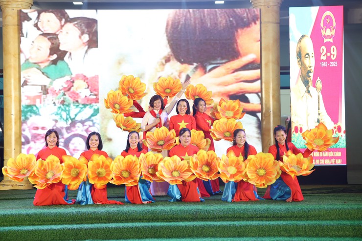 Tưng bừng chương trình nghệ thuật "Tôi yêu Việt Nam" chào mừng 80 năm Quốc khánh tại xã Quang Minh- Ảnh 6.