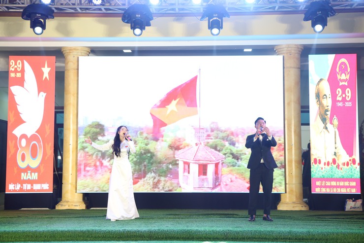 Tưng bừng chương trình nghệ thuật "Tôi yêu Việt Nam" chào mừng 80 năm Quốc khánh tại xã Quang Minh- Ảnh 7.