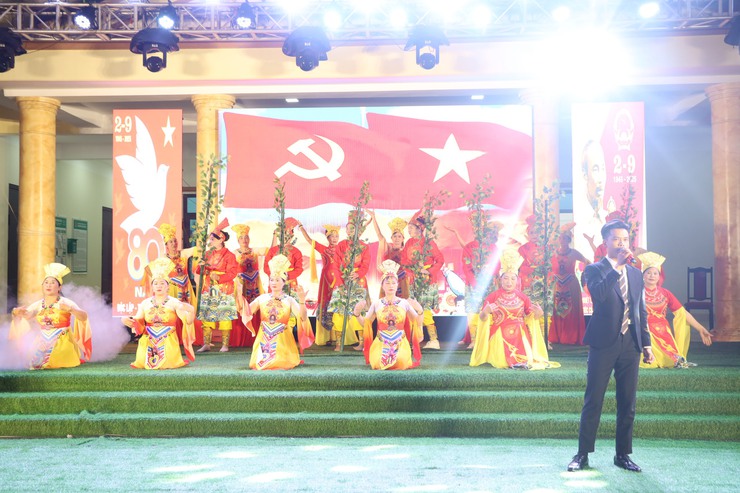 Tưng bừng chương trình nghệ thuật "Tôi yêu Việt Nam" chào mừng 80 năm Quốc khánh tại xã Quang Minh- Ảnh 10.