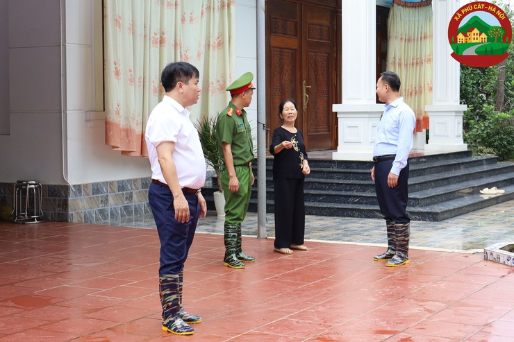 Chủ tịch UBND xã Phú Cát kiểm tra công tác phòng, chống lụt bão tại các điểm xung yếu- Ảnh 7.