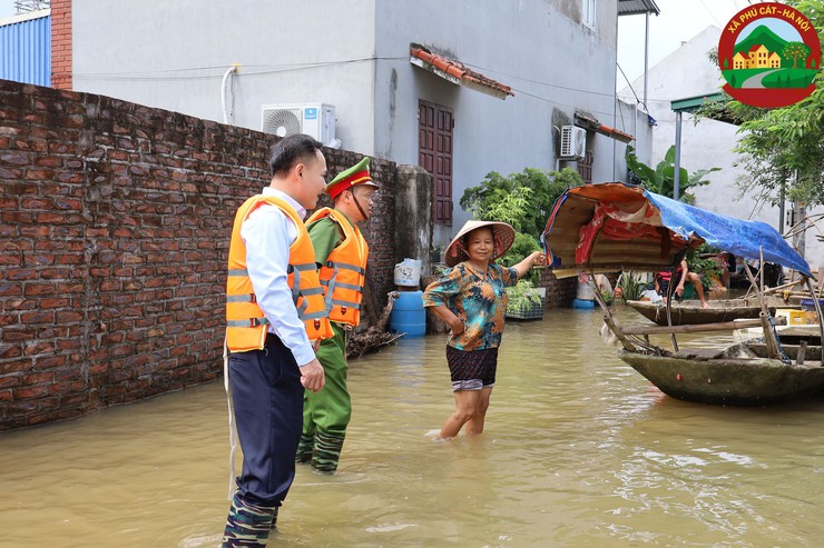 Chủ tịch UBND xã Phú Cát kiểm tra công tác phòng, chống lụt bão tại các điểm xung yếu- Ảnh 5.