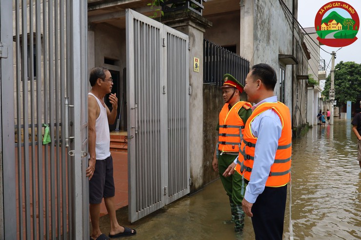 Chủ tịch UBND xã Phú Cát kiểm tra công tác phòng, chống lụt bão tại các điểm xung yếu- Ảnh 10.
