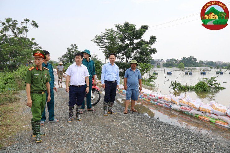 Chủ tịch UBND xã Phú Cát kiểm tra công tác phòng, chống lụt bão tại các điểm xung yếu- Ảnh 3.