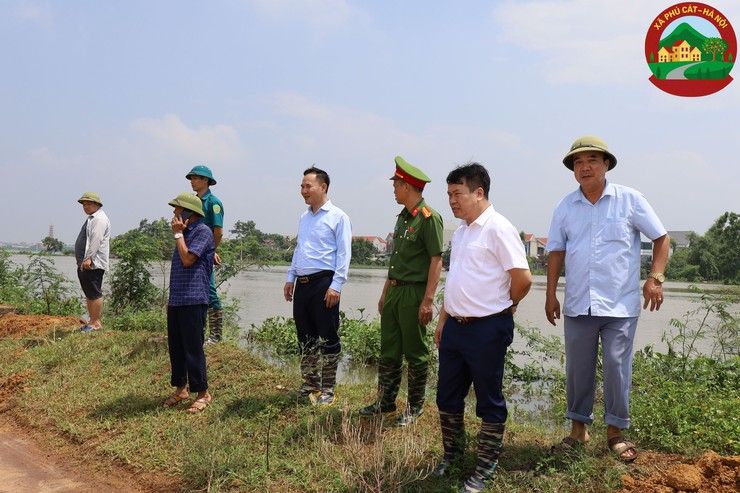 Chủ tịch UBND xã Phú Cát kiểm tra công tác phòng, chống lụt bão tại các điểm xung yếu- Ảnh 6.