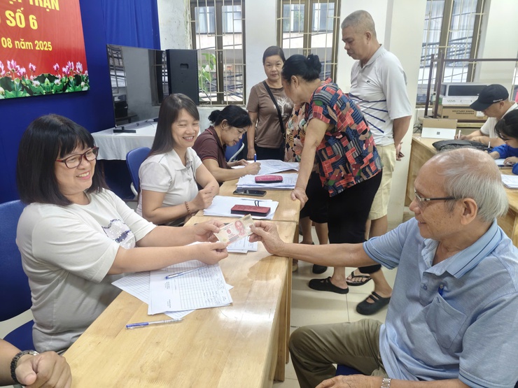 Nhân dân phường Tây Hồ phấn khởi đón nhận quà ý nghĩa dịp Quốc khánh 2/9- Ảnh 4.