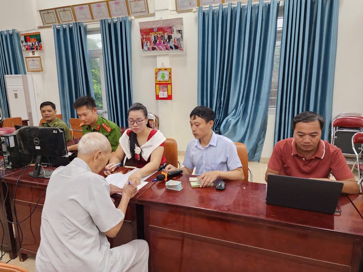 Nhân dân Hoà Xá phấn khởi, hồ hởi tới nhà văn hoá thôn nhận quà của Chính phủ nhân dịp kỷ niệm 80 năm Cách mạng tháng Tám và Quốc khánh 2/9- Ảnh 1.