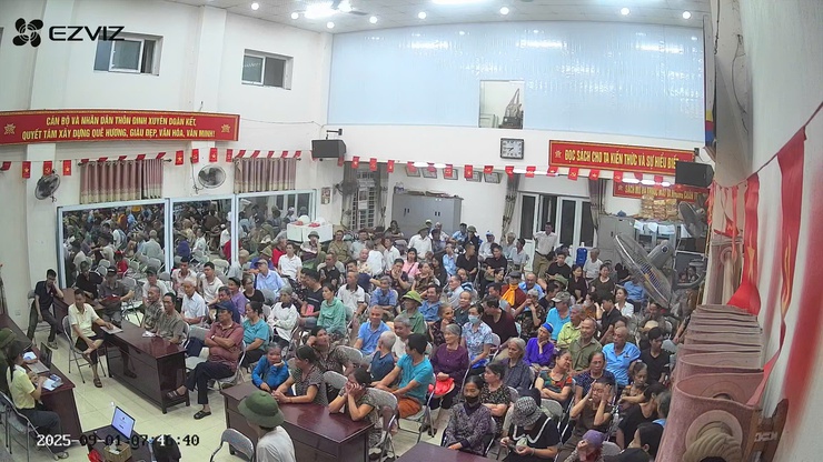 Nhân dân Hoà Xá phấn khởi, hồ hởi tới nhà văn hoá thôn nhận quà của Chính phủ nhân dịp kỷ niệm 80 năm Cách mạng tháng Tám và Quốc khánh 2/9- Ảnh 2.