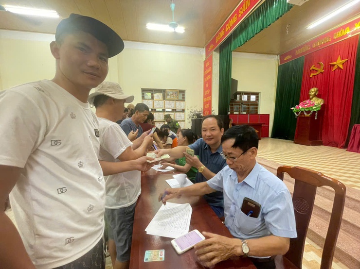 Nhân dân Hoà Xá phấn khởi, hồ hởi tới nhà văn hoá thôn nhận quà của Chính phủ nhân dịp kỷ niệm 80 năm Cách mạng tháng Tám và Quốc khánh 2/9- Ảnh 4.