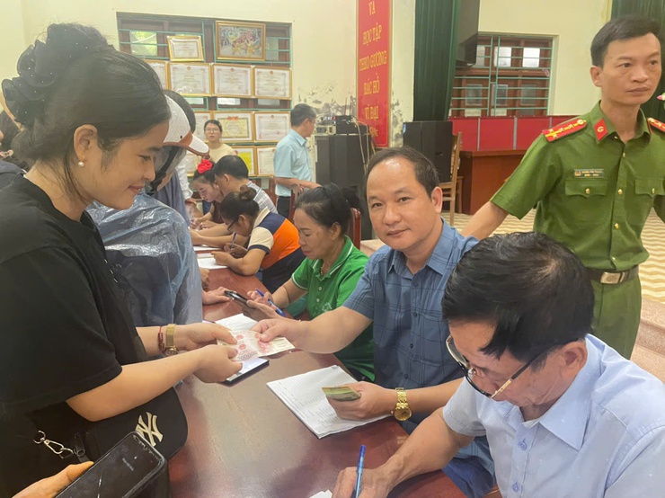 Nhân dân Hoà Xá phấn khởi, hồ hởi tới nhà văn hoá thôn nhận quà của Chính phủ nhân dịp kỷ niệm 80 năm Cách mạng tháng Tám và Quốc khánh 2/9- Ảnh 5.