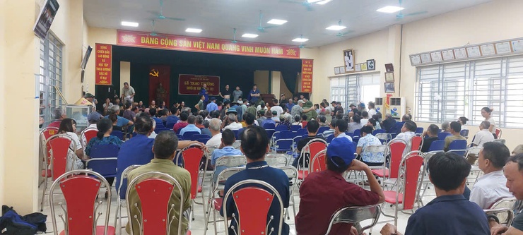 Nhân dân Hoà Xá phấn khởi, hồ hởi tới nhà văn hoá thôn nhận quà của Chính phủ nhân dịp kỷ niệm 80 năm Cách mạng tháng Tám và Quốc khánh 2/9- Ảnh 3.