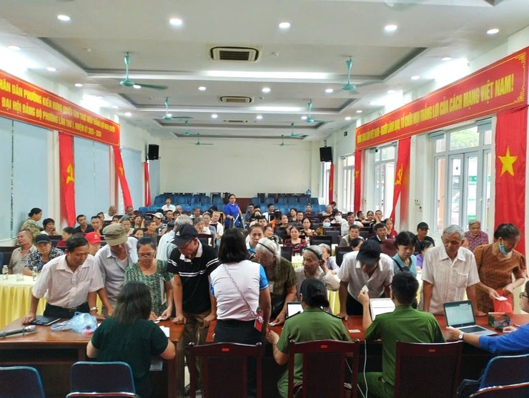 Phường Kiến Hưng kịp thời chi trả chế độ Quà Tết độc lập cho người dân- Ảnh 1.